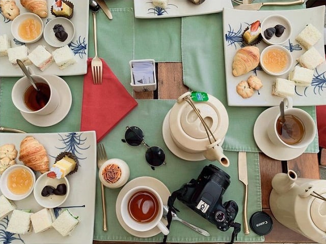 Hương trà đậm đà cùng với chút bánh thơm ngon là những gia vị lãng mạn tuyệt vời cho kỳ nghỉ