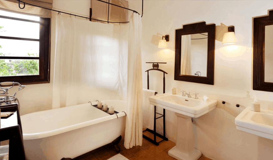 Du khách có thể tận hưởng không gian phòng tắm đầy thư giãn tại Villa Studio.