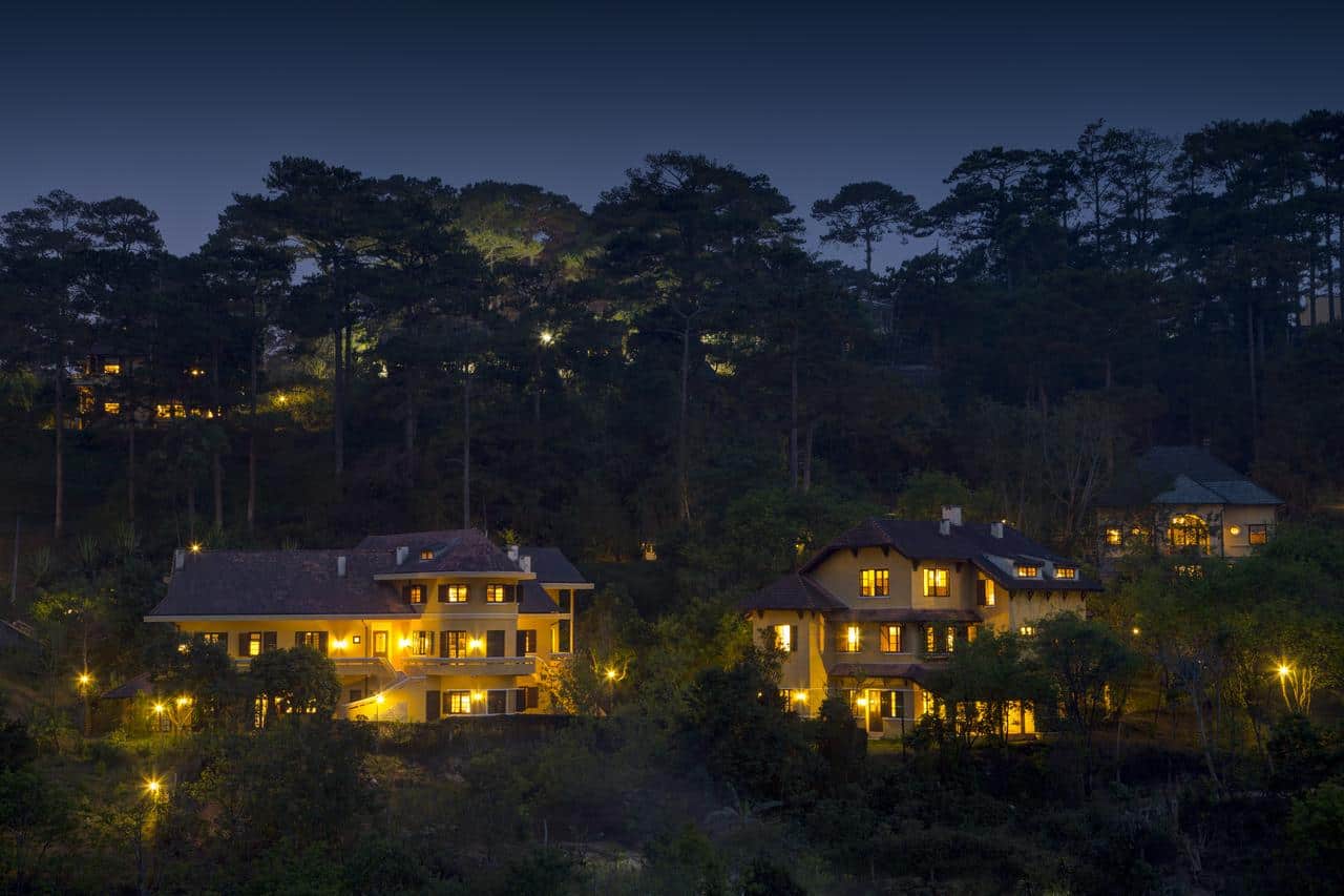 Khi màn đêm buông xuống, Ana Mandara Villas Dalat Resort & Spa tựa như một ngôi làng Pháp cổ đẹp như chốn bồng lai tiên cảnh.