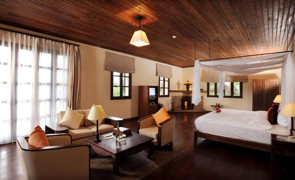 Phòng nghỉ Villa Room mang phong cách vintage, các gam màu chủ đạo là màu trắng, màu nâu vàng và toàn bộ nội thất trong phòng hoàn toàn được làm bảng gỗ.