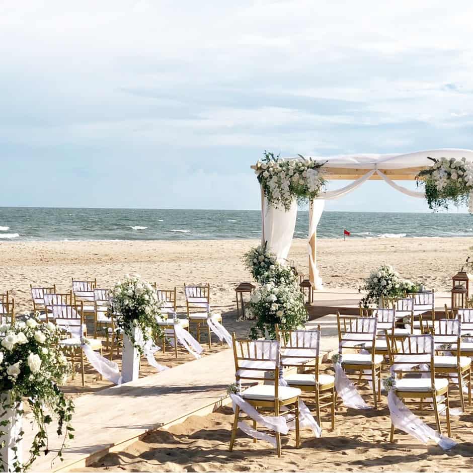 Du khách có thể tổ chức những bữa tiệc cưới lãng mạn ngay trên bãi biển của khách sạn