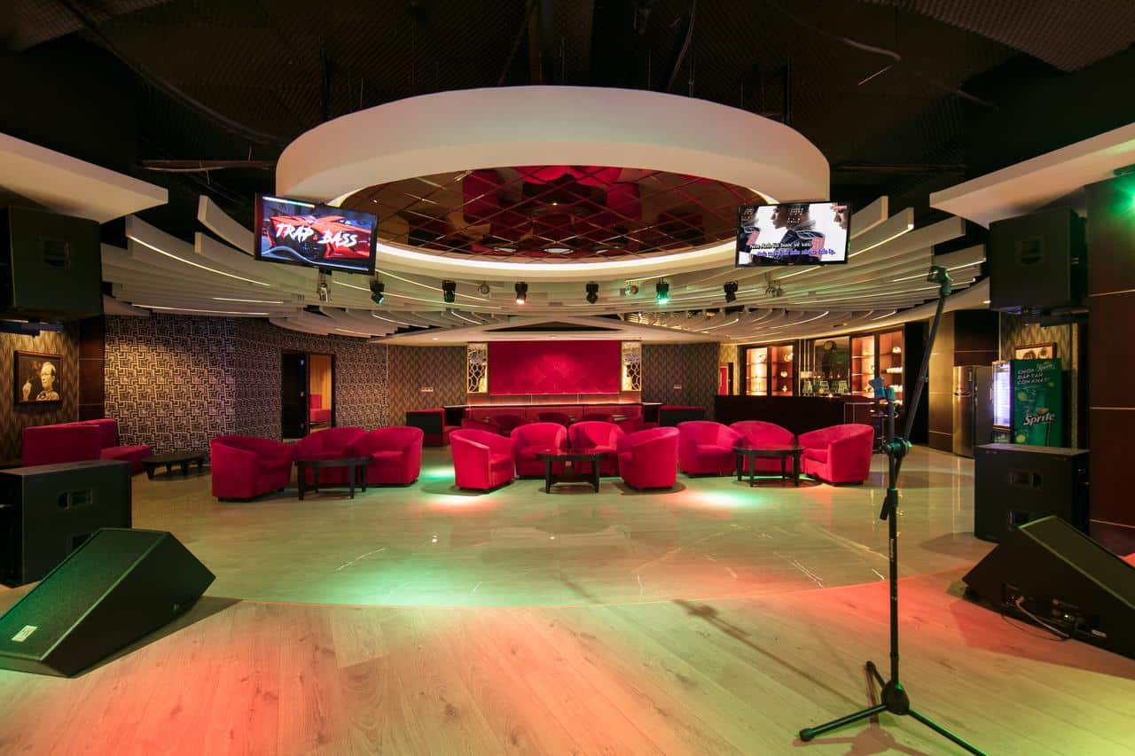 Phòng karaoke rộng rãi, thiết bị âm thanh hiện đại