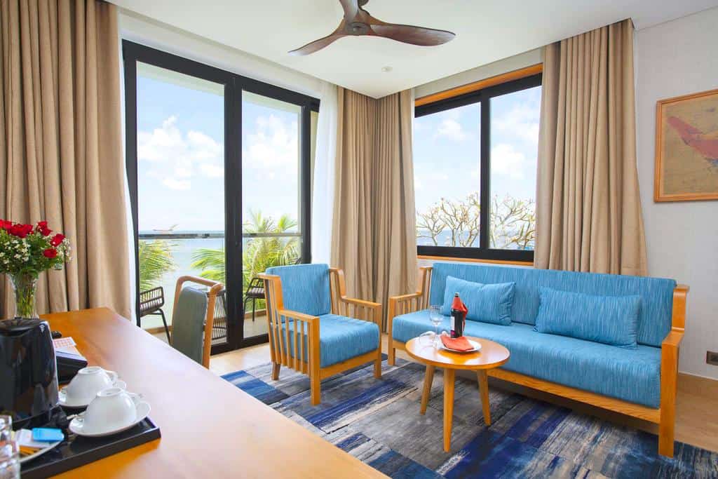 Phòng căn hộ với phòng khách và phòng ngủ riêng biệt, kèm ban công riêng giúp du khách tận hưởng hương vị và cảnh sắc biển cả