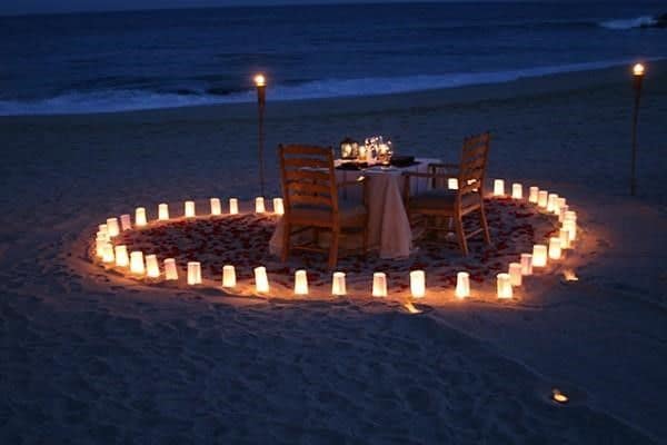 Cắm trại trên bãi biển với không gian riêng tư vắng vẻ dưới ánh đèn lung linh dưới màn đêm lãng mạn
