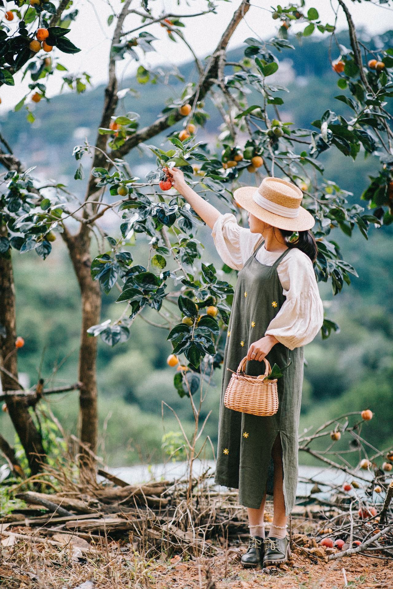 Váy yếm rất phù hợp để chụp hình ở vườn hồng. Hình: Tú Trần