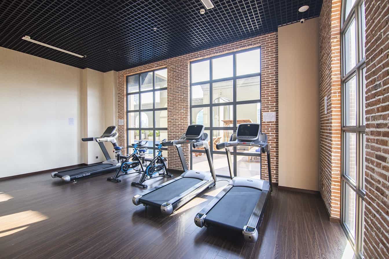 Phòng tập gym được trang bị đầy đủ máy móc hiện đại