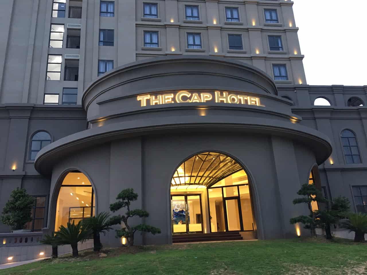 The Cap Hotel sở hữu lối kiến trúc phương Tây sang trọng, hiện đại
